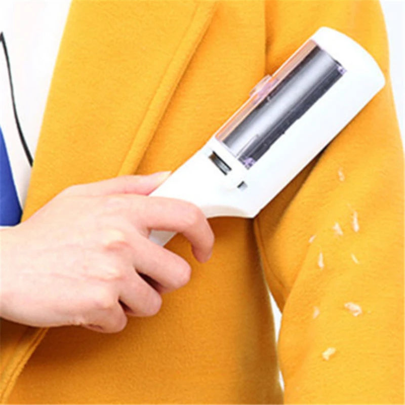Brosse autonettoyante électrostatique pour vêtements
